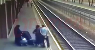 CAZ ȘOCANT! Două "măicuțe", filmate în timp ce împing un bărbat pe calea ferată