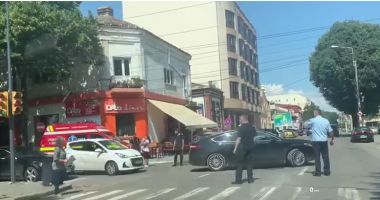VIDEO. Accident rutier la intersecția străzilor Decebal și Mircea cel Bătrân. Intervine echipajul SMURD