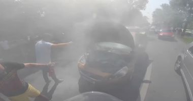 VIDEO. Un motociclist este eroul zilei! Așa se intervine cu un stingător de incendiu