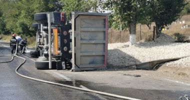 TIR RĂSTURNAT pe DN3, în județul Constanța. Traficul este blocat!