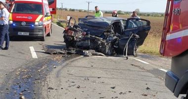 Stire din Eveniment : GALERIE FOTO / IMPACT FRONTAL ÎNTRE UN TIR ȘI UN AUTOTURISM, în jud. Constanța! O femeie a murit