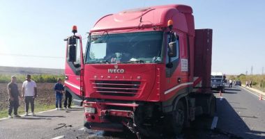 GALERIE FOTO / IMPACT FRONTAL ÎNTRE UN TIR ȘI UN AUTOTURISM, în jud. Constanța! O femeie a murit - 6