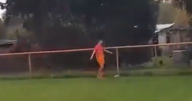 Stire din Sport : Atenție, VIDEO cu impact emoțional! L-a lovit de i-au sărit fulgii. Cruzime pe terenul de fotbal