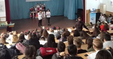 Stire din Cultură-Educație : Elevii de la Liceul "Ovidius" au sărbătorit Ziua Dobrogei