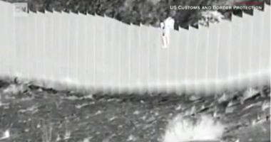 Stire din Actualitate : CNN: Imagini surprinzătoare la granița dintre Mexic și SUA. Doi copii, aruncaţi peste gard
