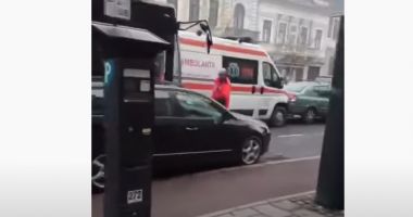 Stire din Eveniment : VIDEO. Accident în lanţ. Şase maşini, un autobuz şi o ambulanţă au fost implicate