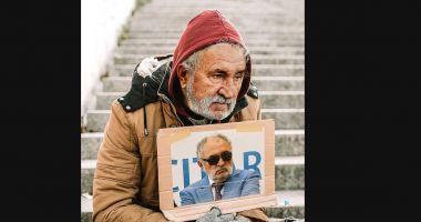 Stire din Social : IMAGINEA CARE FACE FURORI! Ion Țiriac, îmbrăcat modest, cerșind pe stradă!