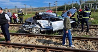 Stire din Eveniment : Maşina condusă de o şoferiţă începătoare, spulberată de un tren
