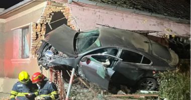 Stire din Eveniment : Grav accident rutier. Un şofer a intrat cu tot cu maşină, într-o casă!