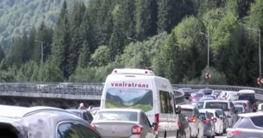Stire din Eveniment : Şoferi, atenţie! Trafic de coșmar la întoarcerea din minivacanța de Crăciun