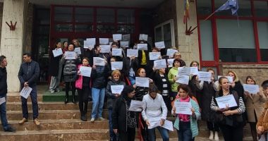 Stire din Social : Angajaţii instituţiilor din Ministerul Muncii intră în grevă generală, începând de AZI
