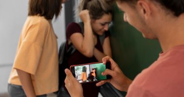 Stire din Social : Atenție, părinți! Tot mai mulți copii ajung să fie victimele cyberbullying-ului!