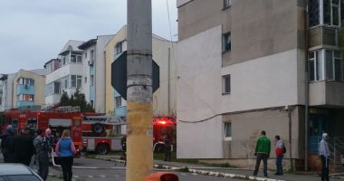 Incendiu într-un bloc din Murfatlar! Cinci persoane au fost salvate