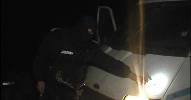 Stire din Eveniment : Focuri de armă pentru prinderea unor "haiduci"