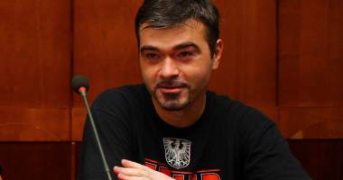 Stire din Sport : Dilemă totală: am descoperit sportul sau a început campania?