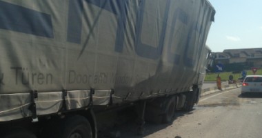 Galerie FOTO. Accident spectaculos! Un TIR a intrat în parapet, la ieșire de pe A4 - 5