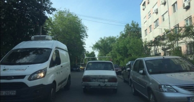 Cât de nesimțit să fii să îți lași mașina în stradă, în asemenea hal!? Aloooo, polițiile... - 2
