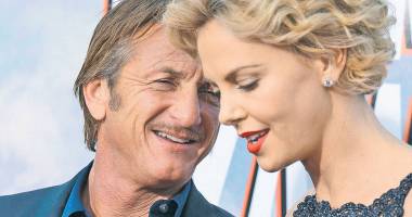 Stire din Monden : Madonna vrea să-l despartă pe Sean Penn de Charlize Theron