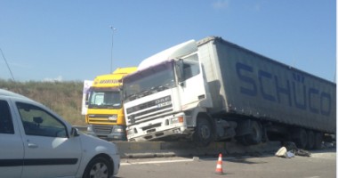 Galerie FOTO. Accident spectaculos! Un TIR a intrat în parapet, la ieșire de pe A4 - 6