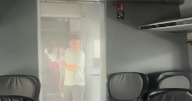 Stire din Eveniment : Un vagon a luat foc în gară. Oamenii au coborât speriaţi din tren