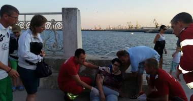 Stire din Eveniment : GALERIE FOTO. PANICĂ la CAZINO! O femeie a căzut de pe faleză. Balustrada s-a rupt sub greutatea ei