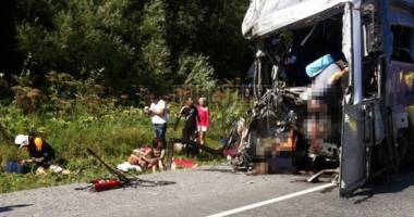 Galerie foto. CARNAGIU PE ȘOSEA! 11 MORȚI, într-un teribil accident rutier - 3