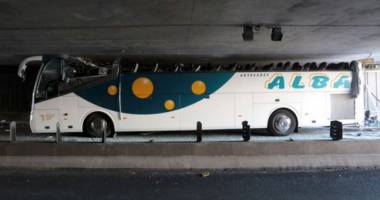 Imagini uluitoare. Un autocar prea înalt a intrat cu viteză într-un tunel - 2