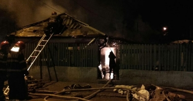 Galerie foto. INCENDIU PUTERNIC LA CONSTANȚA. Casă mistuită de flăcări - 4