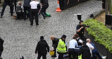 FOTO - VIDEO. Focuri de armă la intrarea în Parlamentul britanic. Cel puțin 12 victime după ce o mașină a intrat într-un grup de oameni / Poliția britanică: Incidentul este "terorist" - 3
