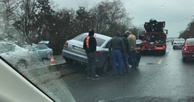 Galerie foto-video. ACCIDENT RUTIER LA CONSTANȚA / Două mașini, suspendate pe parapetul dintre Lazu și Agigea - 2