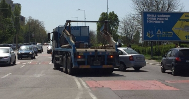 GALERIE FOTO. Accident rutier pe bulevardul Aurel Vlaicu, între un TIR și o mașină - 3