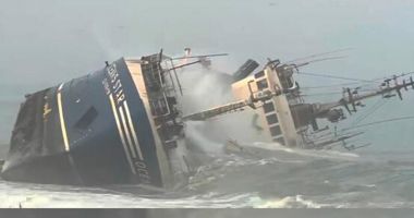 Stire din Eveniment : Un vas de pescuit a fost aruncat de furtună pe o plajă