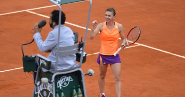 Stire din Sport : Simona Halep s-a ales cu gardă de corp după calificarea în finală
