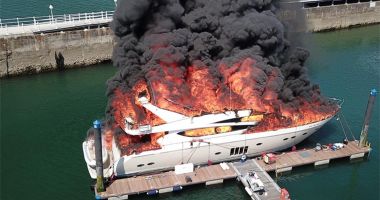 Un yacht de lux, în flăcări, s-a scufundat