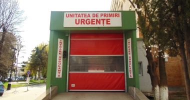 Stire din Eveniment : O bătrână de 90 ar fi fost ţinută 7 ore în sala de aşteptare a spitalului. Conducerea dă vina pe lipsa de personal