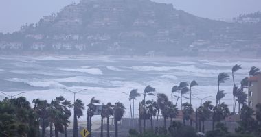 Uraganul Kay scade în intensitate, dar continuă să provoace ploi abundente şi vânt puternic