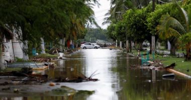 Cel puţin doi morţi în urma trecerii uraganului Roslyn din Mexic