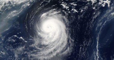 Stire din Actualitate : Uraganul Irene a ajuns în New York. Transporturile în comun sunt oprite, aeroporturile sunt închise și mii de persoane sunt evacuate