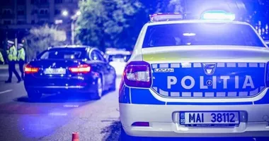 Stire din Eveniment : O mașină cu hoți, oprită pe roșu. Poliția a prins un urmărit internațional