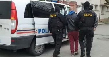 Stire din Eveniment : Urmăriți la nivel internațional, aduși în România de polițiști