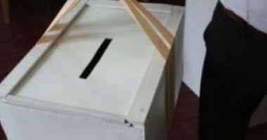 Stire din Politică-Administrație : Persoanele netransportabile pot solicita urna mobilă la referendum
