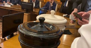 Stire din Politică-Administrație : Premieră în Parlamentul României! Patru moţiuni de cenzură vor fi dezbătute şi votate duminică