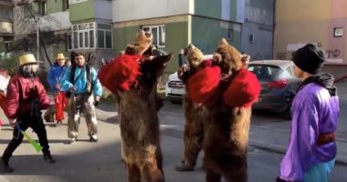 Stire din Actualitate : VIDEO: Colindătorii scot românii la ferestre. Un grup din Bacău a pornit într-un tur prin toată țara