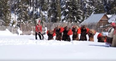 VIDEO: Spectacole tradiționale. Cetele de urși colindă satele și orașele