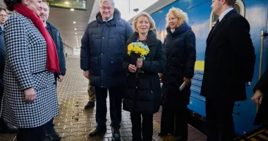 Stire din Actualitate : Ursula von der Leyen la Kiev, la patru ani de la declanșarea războiului din Ucraina