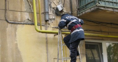 Stire din Eveniment : Pompierii intervin în acest moment pentru deblocarea unei uși