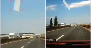 Stire din Eveniment : Incident șocant în trafic! O mașină a fost grav avariată de o ușă cărată pe alt vehicul