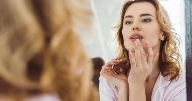 Stire din Sănătate : Iată cele mai frecvente cauze ale uscării buzelor. Hidratarea, elementul cheie