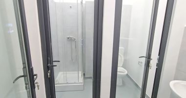 Stire din Actualitate : Toalete cu uși transparente și dușuri la vedere într-o piață proaspăt modernizată din România