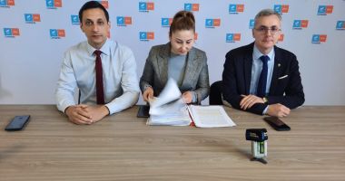 Stire din Politică-Administrație : LIVE TEXT - Pădurea Comorova, în atenția celor de la USR. "Rechinii imobiliari din Mangalia au tentacule foarte bine prinse"